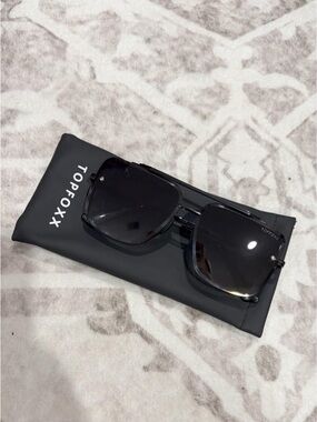 Topfoxx Black Square Oversized Sunglasses with Dark Lenses